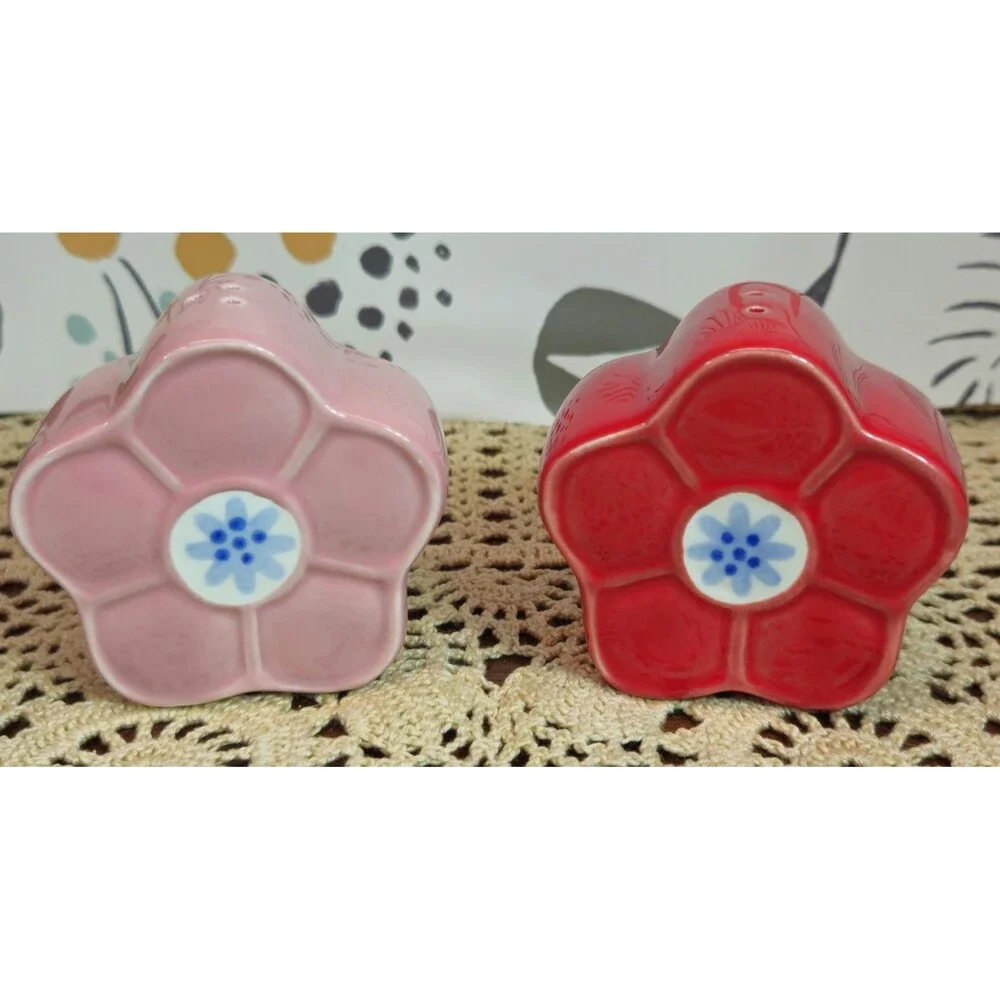 NWT Ceramic Flower Salt & Pepper Shaker Set The Spring Shop